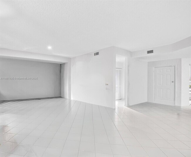 Building Photo - 11698 Briarwood Cir