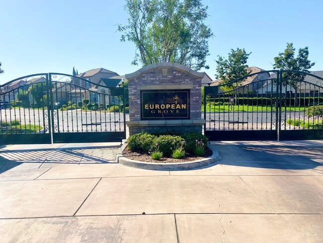Building Photo - Spacious 4/2.5 off Fig Garden Loop