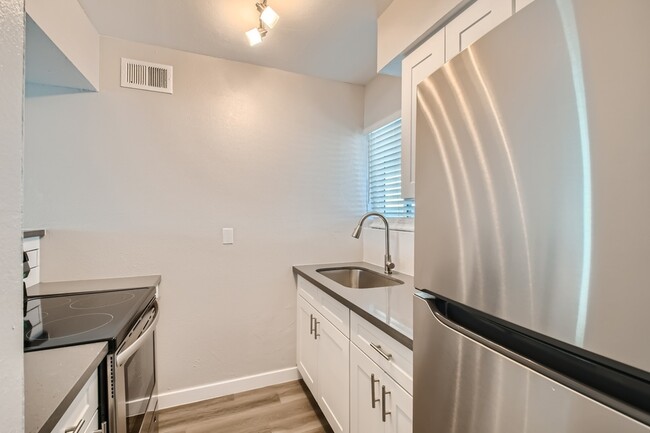 B1 Renovated - 2 Bed 1 Bath - Rise Parkside