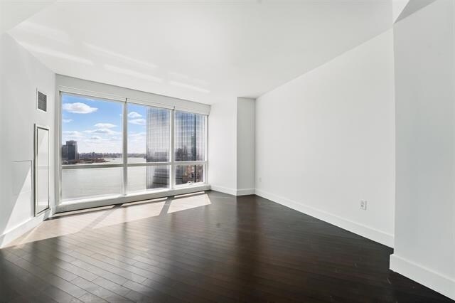 Building Photo - 77 Hudson St