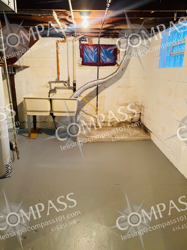 Building Photo - 711 Knapp St NE