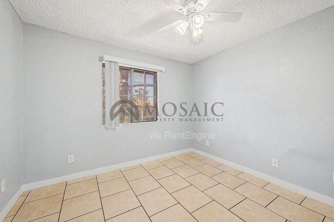 Building Photo - 533 W Guadalupe Rd