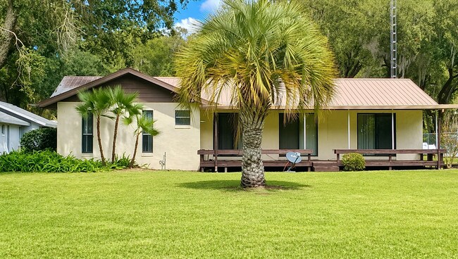 Building Photo - 3-bedroom, 2-bath lake house with a 2-car garage on 1/2 acre directly on Little Lake Weir.