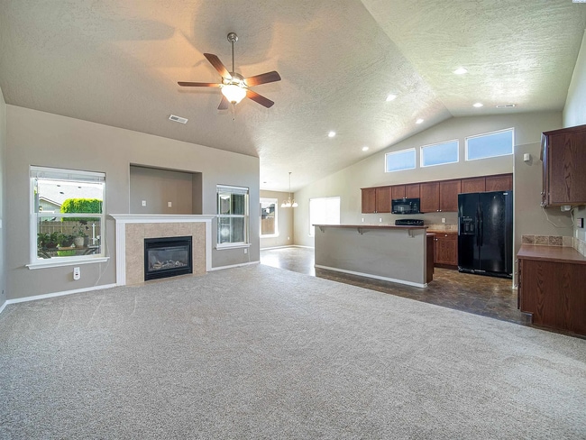 Building Photo - Luxury Kennewick Home for Lease – Elegant ...