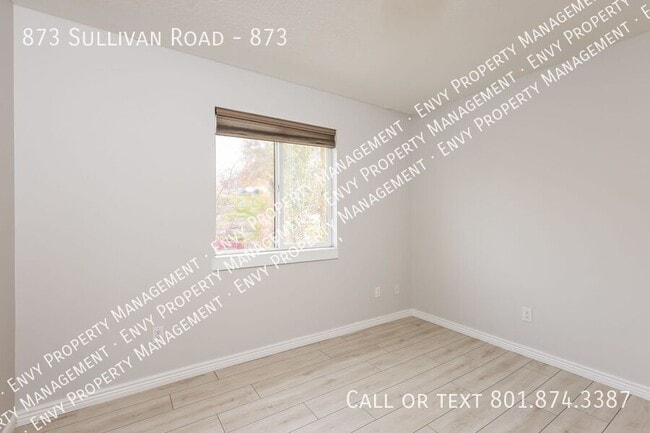 Building Photo - 873 Sullivan Dr