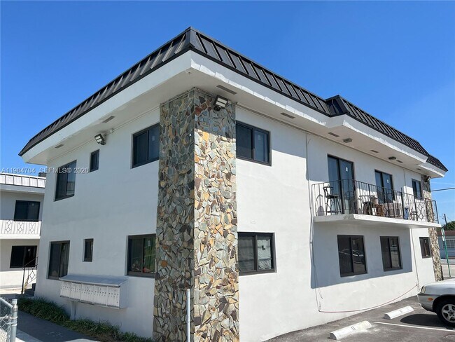 Building Photo - 805 W 30th St