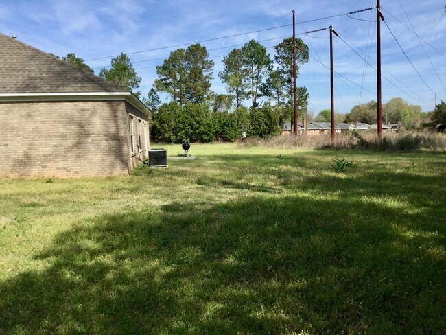 Building Photo - 2531 Foxcroft Cir