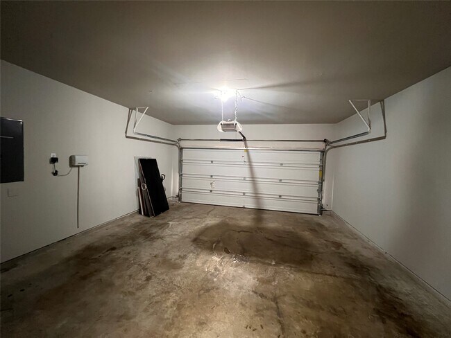 Building Photo - 6102 City Shores Ln
