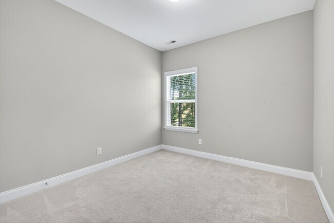 Building Photo - “5-Bedroom Home with Bonus Room & Resort-S...