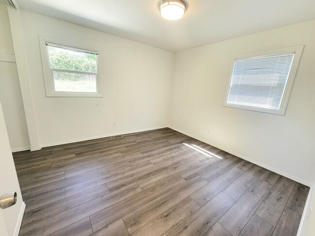 Building Photo - Spacious Yard and Detached Garage - Captiv...