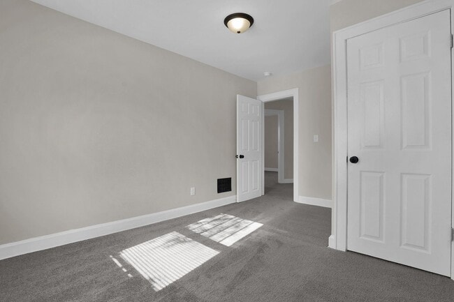 Building Photo - Updated 3 Bedroom, 2 Bathroom Home with Sp...