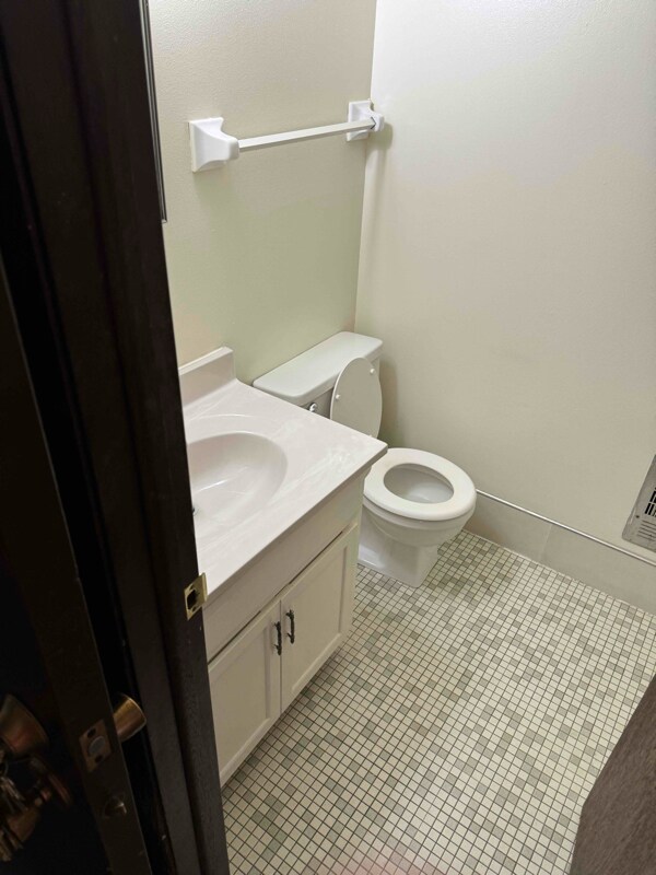 Building Photo - 454 W Dayton St