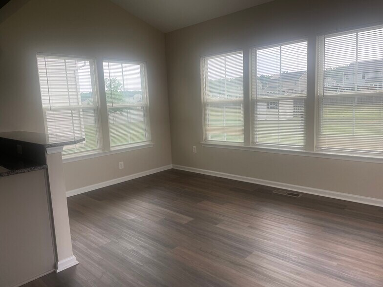 Building Photo - 2410 Walthall Ct