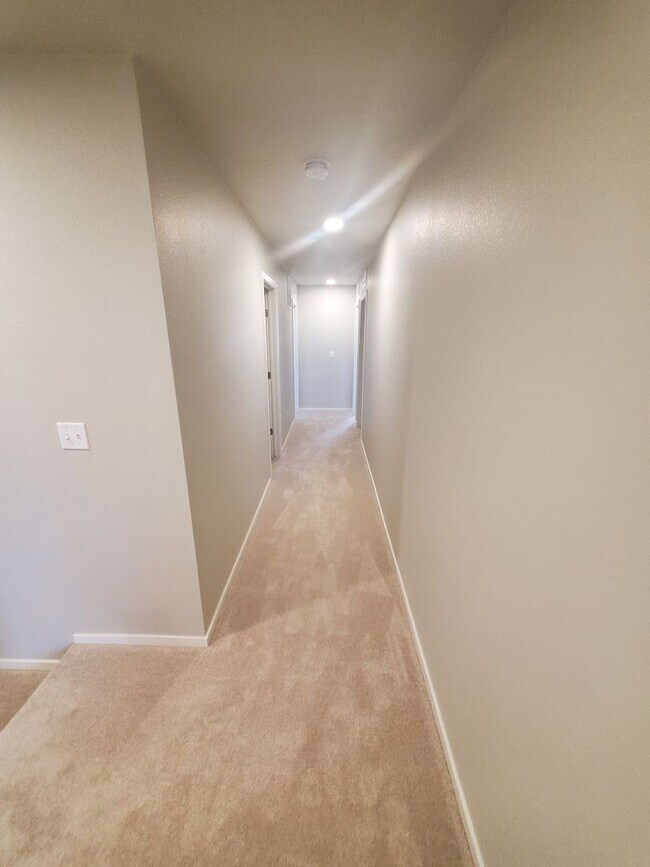 Building Photo - Updated and Bright 3 Bedroom Townhouse in Greeley!