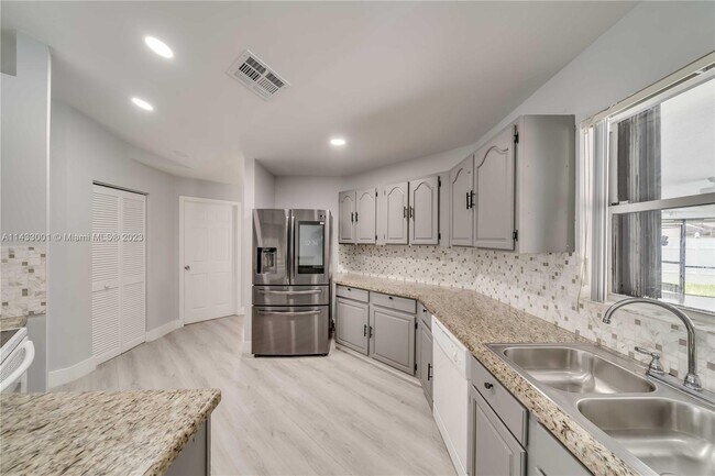 Building Photo - 1550 SW 52nd Terrace