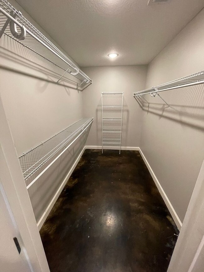 Building Photo - 337 Wolf Den Dr