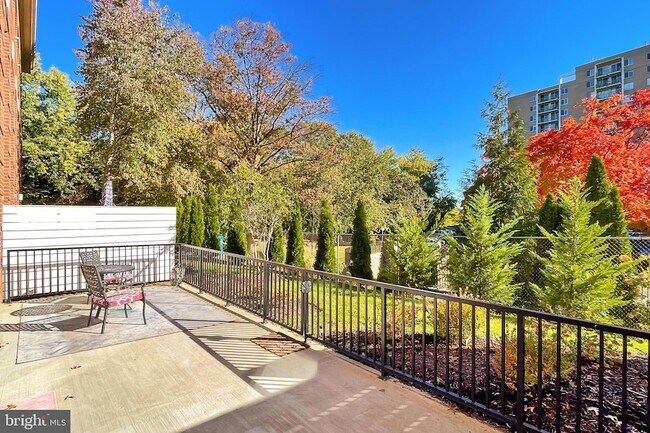 Building Photo - 635 Slaters Ln