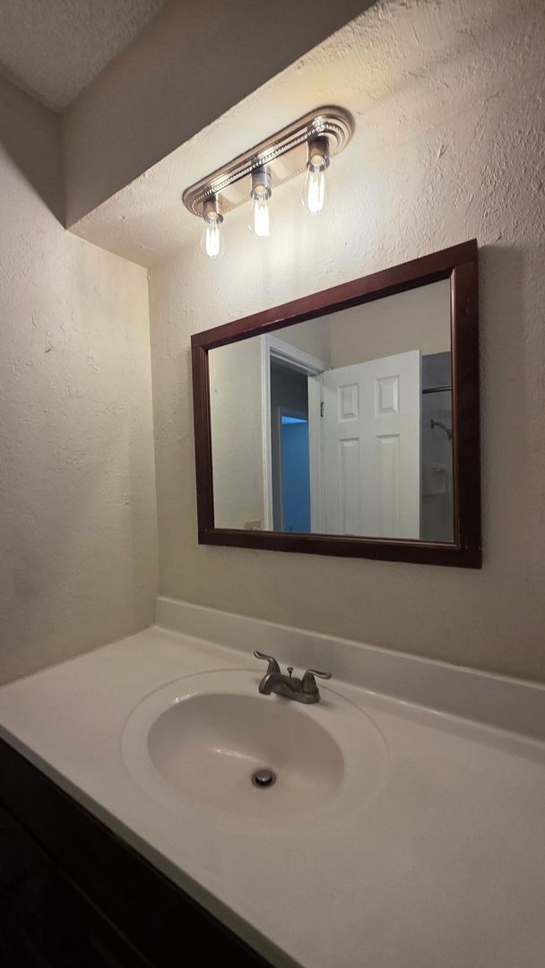Building Photo - 3 Bed 1 bath home in MWC.