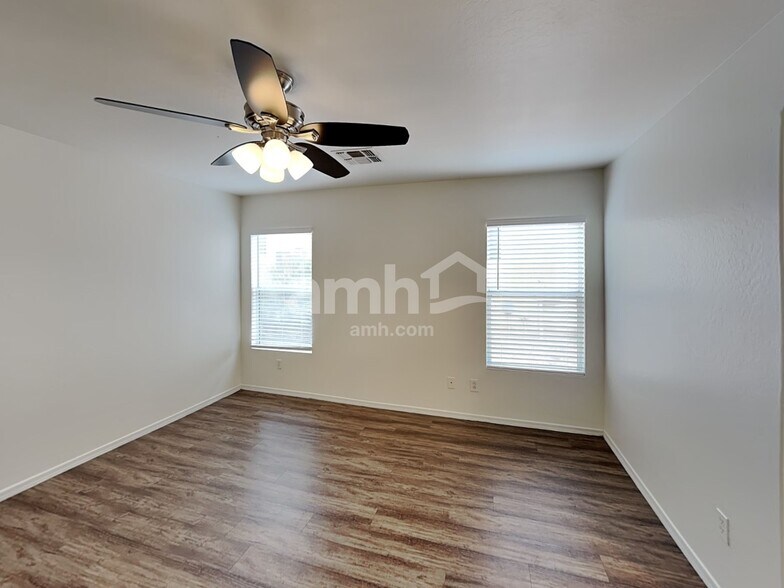 Building Photo - 12717 W Paradise Dr