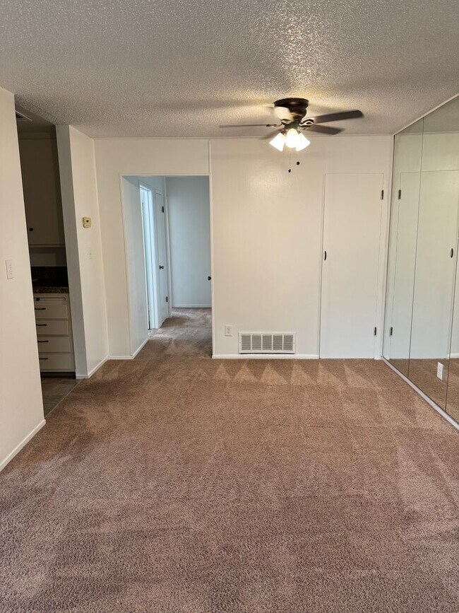 Building Photo - UPSTAIRS 2 BED UNIT IN ROSEVILLE!!