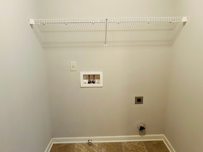 Building Photo - Beautiful 4 bedroom, 2.5 bathroom home In ...