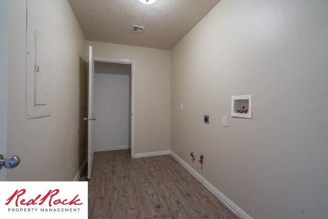 Building Photo - 5 Bedroom Pet Friendly Home!