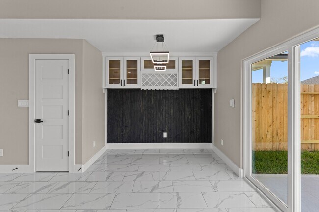 Building Photo - 7927 Colonial Ln