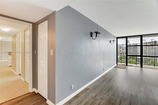 Building Photo - 1000 Parkview Dr