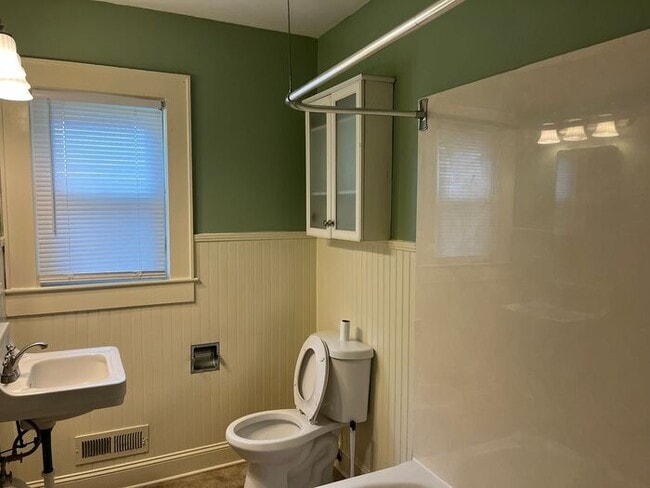Building Photo - 2 bed/1 bath Duplex
