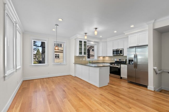 Building Photo - 3Bd/3Ba Seattle Townhouse