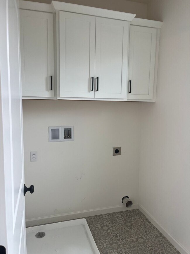 Building Photo - Stunning 3 Bedroom 2.5 Bathroom