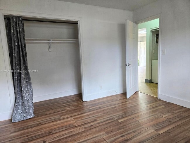 Building Photo - 4101 SW 54th Ct
