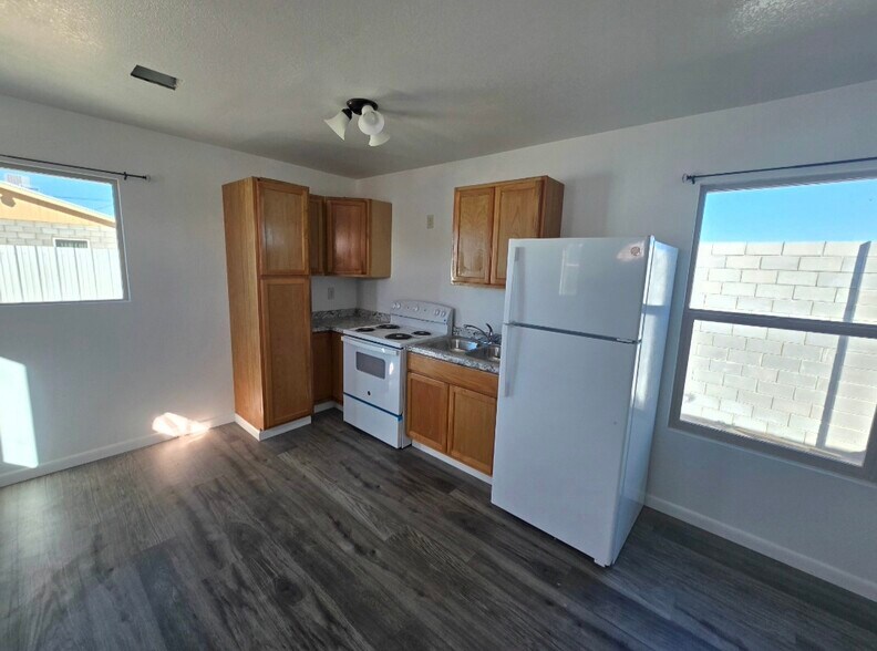 Building Photo - 15120 Perlite Dr