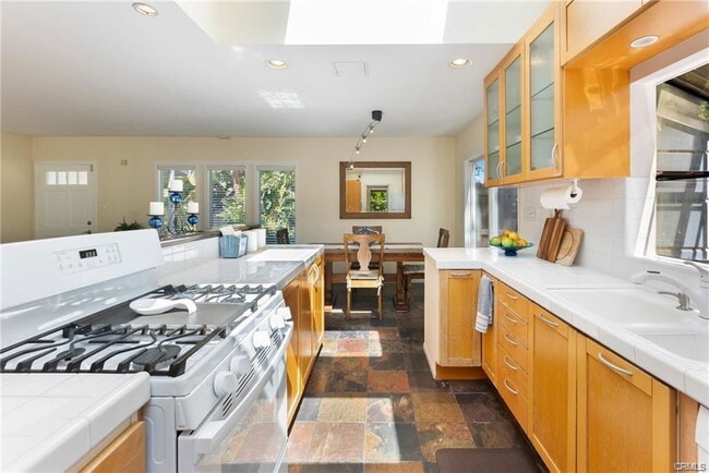 Building Photo - 5655 Katherine Ave