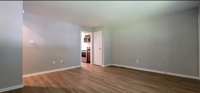 Building Photo - 3006-3008 Creekview Circle