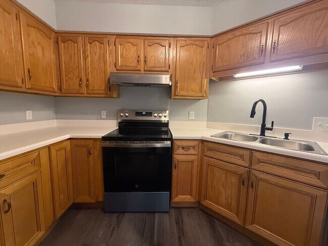 Building Photo - Cute Two Bedroom House in Donelson - Garage & Fenced Backyard