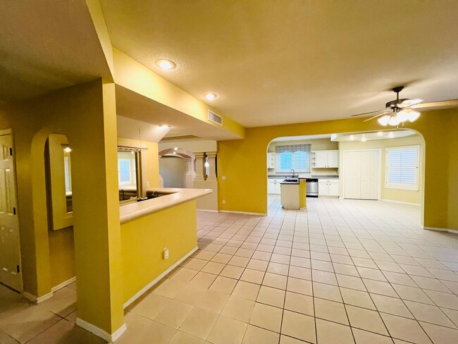 Building Photo - Stunning 4 bedroom, 3 bath home in West El...