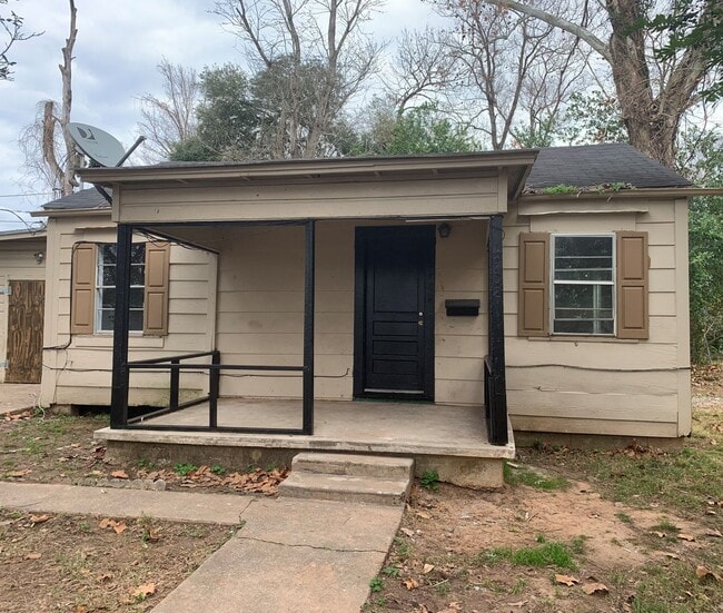 Building Photo - 3 Bedroom Home For Experienced Contractor ...
