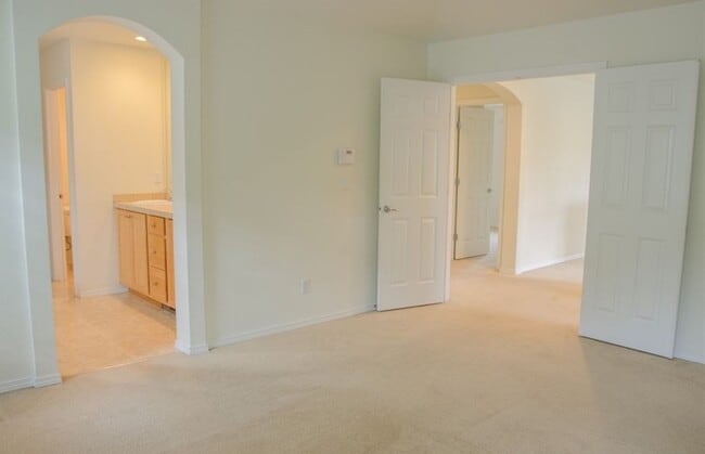 Building Photo - 3 Bed 2.5 Bath Single-family House Availab...