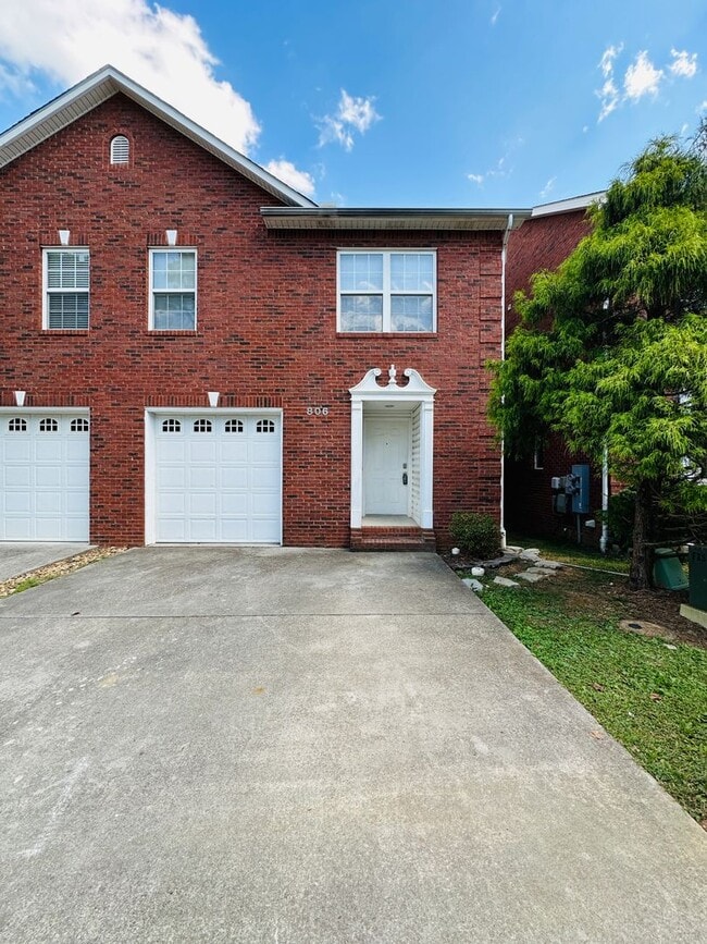 Building Photo - Sophisticated Townhome Living: 10 Minutes from Downtown & UT