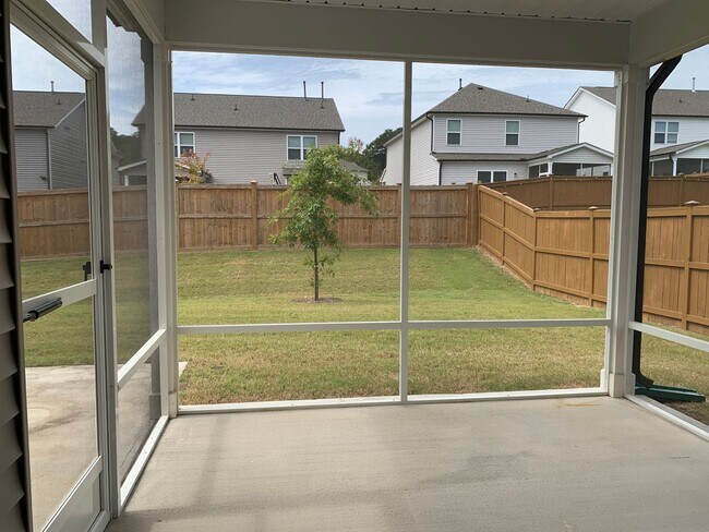 Building Photo - AMAZING LOCATION, Fantastic 3 Bed Home, In...