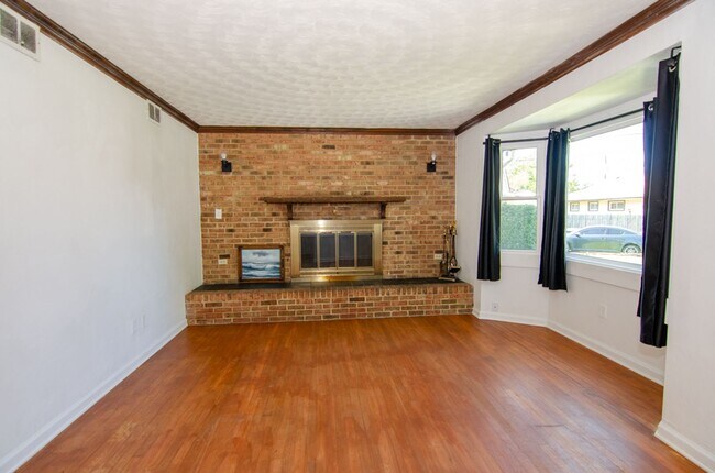 Building Photo - Precious Bungalow Home Rental in Norfolk!