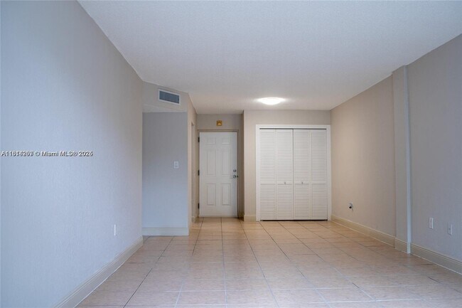 Building Photo - 9460 Fontainebleau Blvd