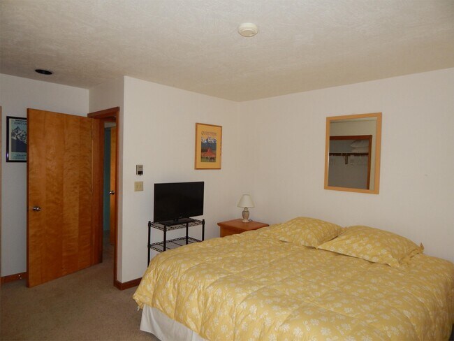 Building Photo - 3548 N Lake Creek Dr