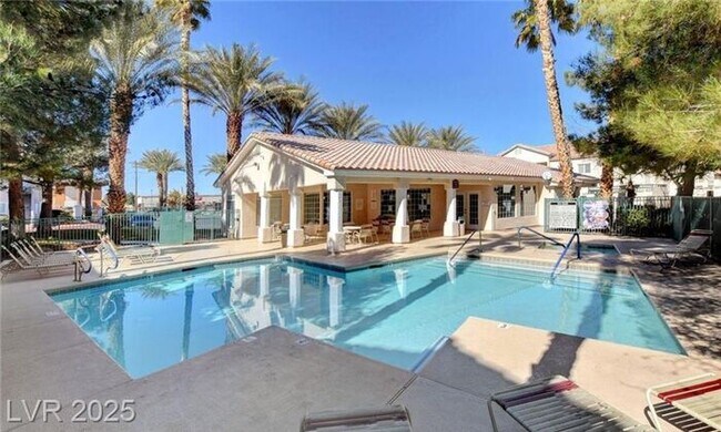 Building Photo - GORGEOUS 2nd FLOOR UNIT IN DESIRABLE GATED...