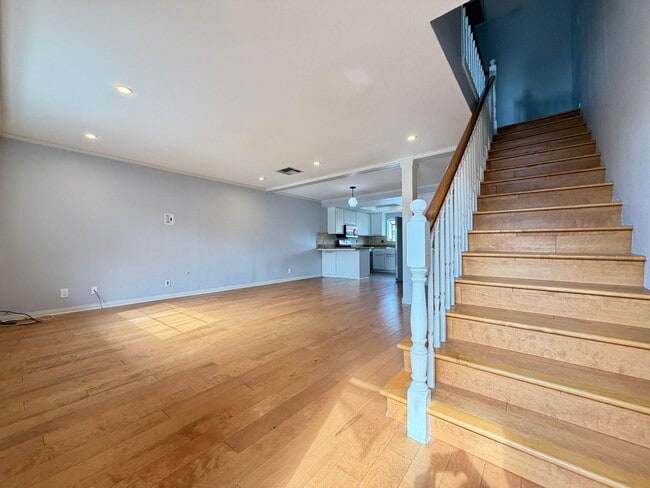 Building Photo - 2 Bed / 2.5 Bath Tri-Level Townhome – Gated Community in North Redondo Beach (Torrance PO)