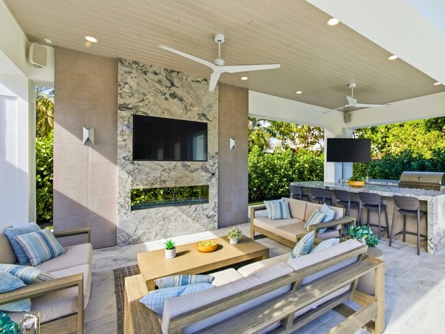 Building Photo - 2210 NE 3rd Ave