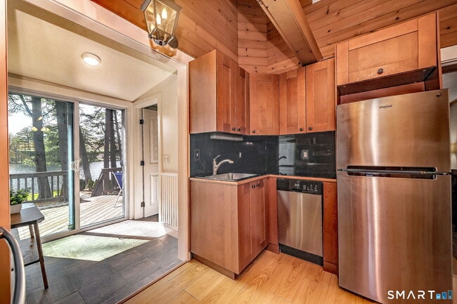 Building Photo - 10 Old Pinewood Trail