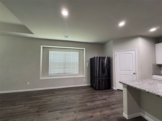 Building Photo - 305 Black Bear Dr