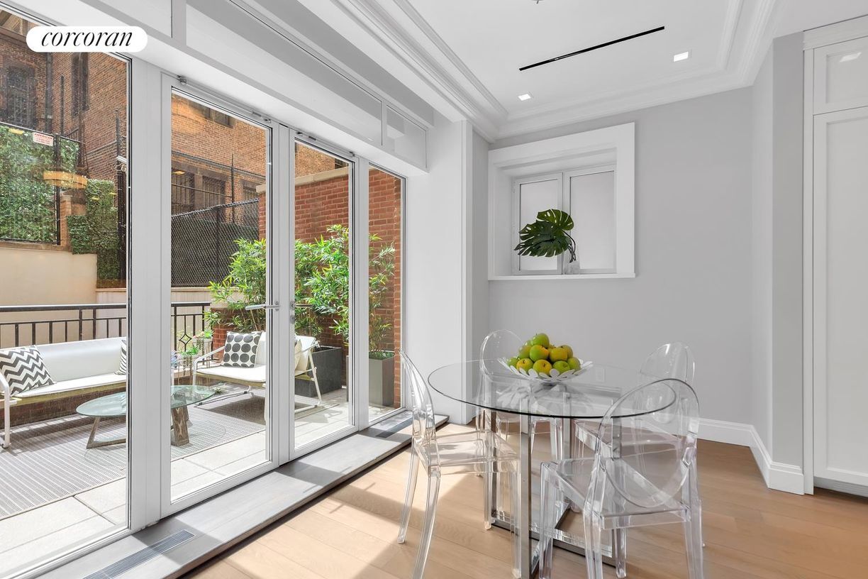 Building Photo - 40 E 72nd St